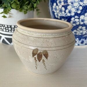 VINTAGE BEIGE NATURAL SPECKLED FLORAL STUDIO SIGNED POTTERY POT